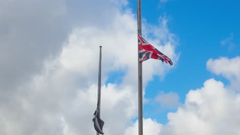 Bandera-Union-Jack-Y-Bandera-De-Cornualles-A-Media-Asta,-Estado-Oficial-De-Luto-Tras-El-Fallecimiento-De-La-Reina-Isabel-Ii