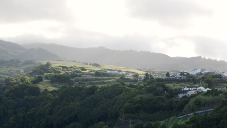 Pueblo-De-Montaña-En-La-Isla-De-São-Miguel-En-Las-Azores-Durante-La-Puesta-De-Sol