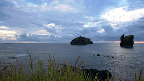 Formación-Rocosa-En-El-Océano-En-La-Costa-De-Mosteiros-De-La-Isla-De-Sao-Miguel-En-Azores-Durante-La-Puesta-De-Sol