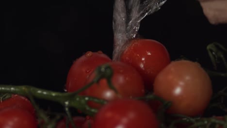 Waschen-Von-Reifen-Frischen-Roten-Tomaten-In-Isolierter-Aktion-Auf-Schwarzem-Hintergrund
