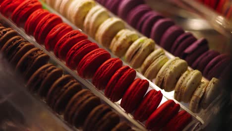 Seitenansicht-Verlockender-Französischer-Macarons-In-Klassischen-Valentinsaromen-Zum-Verschenken