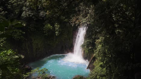 Rio-Celeste-Costa-Rica-Szenischer-Wasserfall-In-Abgelegenem,-Isoliertem-Regenwald-Naturgebiet-Reisen-Urlaubsziel