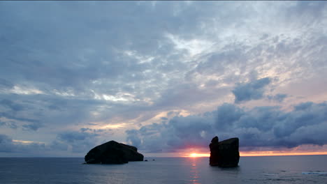 Zeitraffer-Des-Dramatischen-Sonnenuntergangs-über-Dem-Atlantik-Auf-Den-Azoreninseln