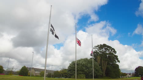 Banderas-Union-Jack-En-Cornualles-Bajadas-A-Media-Asta-Después-De-La-Muerte-De-La-Reina-Isabel-II-De-Gran-Bretaña
