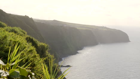 Atemberaubende-Klippen-Und-Vegetation-Der-Küste-Von-Sao-Miguels-Auf-Den-Azoren