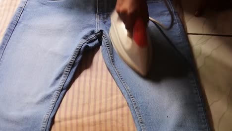 Jeans-Planchados-A-Mano.-Concepto-De-Negocio-De-Lavandería.-Vídeos-De-Alta-Definición