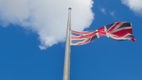 Die-Unionsflagge-Wurde-Nach-Der-Bekanntgabe-Des-Todes-Von-Königin-Elizabeth-II.-Auf-Halbmast-Gesenkt