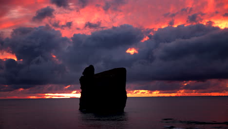 Atemberaubender-Sonnenuntergang-Mit-Meerblick-In-Mosteiros-Auf-Der-Insel-Sao-Miguel-Auf-Den-Azoren