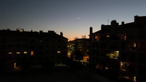 Zeitraffer-Von-Carcavelos-City-Night,-Portugal-Mit-Mondaufgang-Vom-Aussichtspunkt