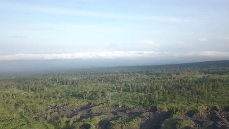 Luftaufnahme-Einer-Beschädigten-Waldlandschaft-Am-Hang-Des-Vulkans-Während-Eines-Sonnigen-Tages-In-Indonesien---Sandabbauaktivitäten-In-Asien