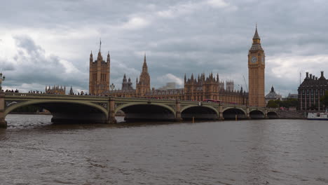 Cinemagraph-of-Houses-of-Parliament-and-the-City-of-Westminster-Bridge,-Big-Ben,-Castle,-Abbey-and-Thames-River-in-London,-England-in-2022