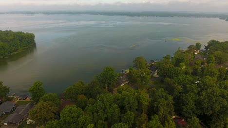 Drone-shot-of-Indian-Lake-in-Ohio,-descending-aerial-shot-towards-the-tree-line-around-the-water