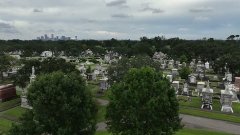 Luftaufnahme-Des-Friedhofs-Und-Der-Stadt-New-Orleans-Im-Hintergrund