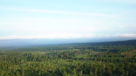 Luftvorwärtsflug-Am-Hang-Des-Vulkans-Merapi-Mit-Wolkengebilde-Und-Blauem-Himmel-Im-Hintergrund