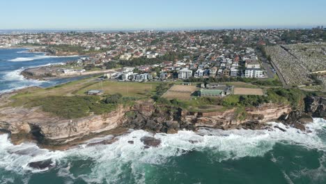 Aerial-establishing-shot-of-Sydney-coastline-and-ocean-front-residential-homes-in-Sydney,-Australia
