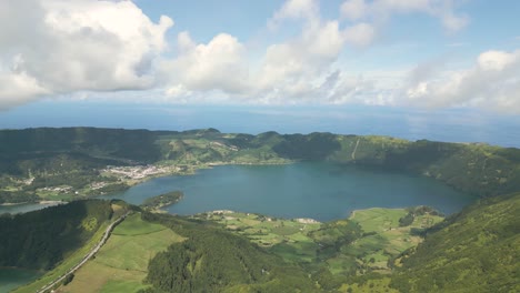 Bellas-Imágenes-De-Drones-De-Los-Lagos-Volcánicos-De-Montaña-De-Las-Islas-Azores-Y-Los-Exuberantes-Bosques-Verdes,-Campos-Y-Acantilados-Y-El-Océano-Atlántico