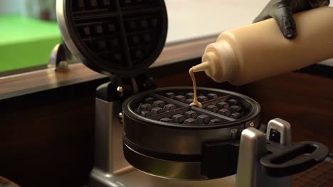 Adding-dough-to-a-waffle-oster-gofrera-in-slow-motion
