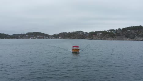 Altes-Holzboot-In-Den-Norwegischen-Gewässern