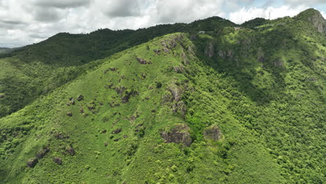 Berg-Bei-Cayey-Puerto-Rico-An-Einem-Sonnigen-Tag-Des-Blauen-Himmels-Titten-Von-Cayey-Und-El-Cerro-2