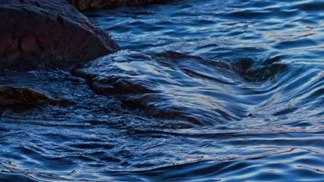 Wasser,-Das-In-Zeitlupe-Gegen-Felsen-Stürzt,-Nahaufnahme,-Entspannender-Hintergrund