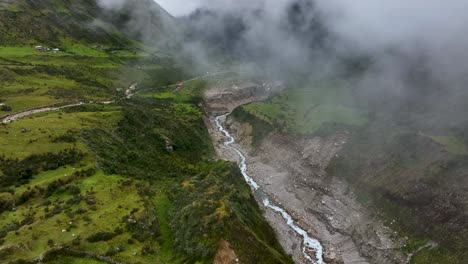 Luftdrohnenflugansicht-An-Der-Spitze-Des-Salkantay-Trek-Von-Cusco-Nach-Machu-Picchu-In-Den-Peruanischen-Anden-Während-Eines-Sonnigen-Und-Nebligen-Morgens,-Peru,-Südamerika,-Der-Weg-Auf-Dem-Salkantay-Trek,-Peru