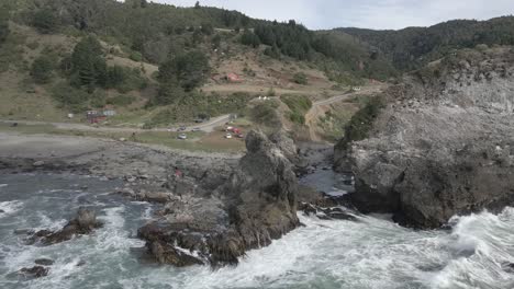 Kreisende-Luftaufnahme-Von-Menschen-Und-Möwen-In-Einer-Felsformation-An-Der-Küste-Von-&quot;pilolcura&quot;-In-Chile,-Hohe-Bildrate