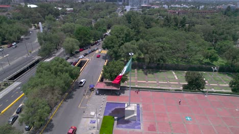 Vista-Estática-De-La-Bandera-Mexicana-Con-Algo-De-Viento-En-La-Universidad-Nacional,-En-La-Ciudad-De-México