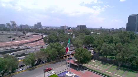 Orbitale-Aufnahmen-Von-Rechts-Nach-Links-Um-Die-Mexikanische-Flagge-An-Einem-Windigen-Tag-In-Mexiko-Stadt