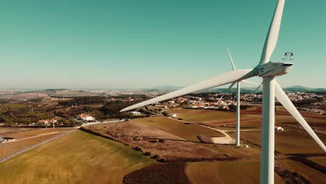 Primer-Plano-De-Turbina-Eólica-Con-Fondo-De-Paisaje-Verde,-Ericeira,-Portugal