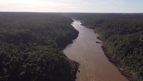 Río-Iguazú-Que-Fluye-En-La-Selva-Amazónica-En-La-Frontera-Entre-Brasil-Y-Argentina