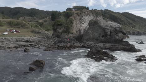 Luftaufnahme-Von-Felsformationen-An-Der-Küste-Von-&quot;pilolcura&quot;-In-Chile-Mit-Touristenbesuchen