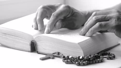 Beten-Zu-Gott-Mit-Der-Hand-Auf-Der-Bibel-Mit-Weißem-Hintergrund-Mit-Leuten-Stock-Footage