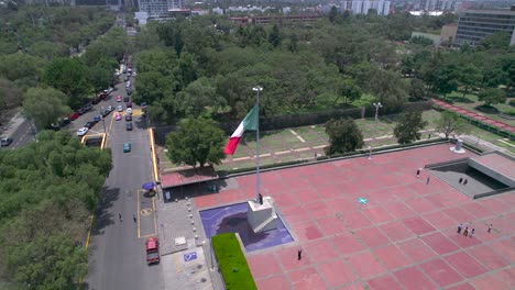 Imágenes-Orbitales-De-Derecha-A-Izquierda-Alrededor-De-La-Bandera-Mexicana-En-Un-Día-Ventoso-En-La-Ciudad-De-México