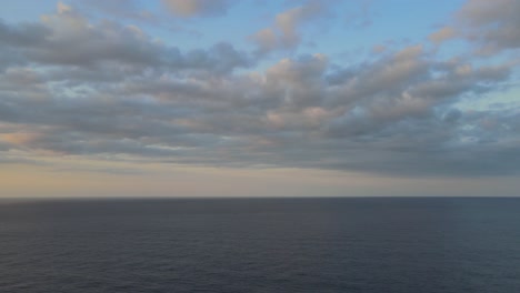 Tiro-De-Dron-Giratorio-Del-Mar-Mediterráneo-Durante-La-Hora-Dorada-Capturando-Una-Puesta-De-Sol-Y-Montañas-En-Sa-Calobra,-Mallorca,-España