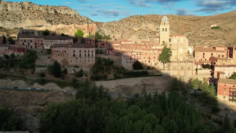 Dawnward-view-of-the-historical-centre-of-Albarracin,-Teruel,-Spain,-recorded-in-a-summer-morning-just-after-dawn