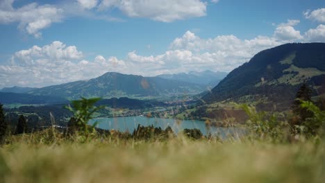 Schöne-Landschaft-In-Den-Bergen-Der-Alpen,-Zeitraffer-Eines-Sees-In-Einem-Tal
