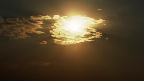 Sonnenuntergang-Im-Zeitraffer-Mit-Der-Goldenen-Sonne-Hinter-Einer-Dynamischen-Wolkenlandschaft-In-Der-Abenddämmerung