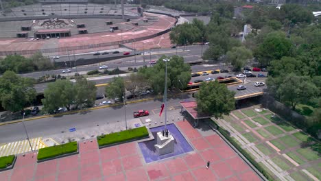 Orbitaufnahmen-Von-Rechts-Nach-Links-Beim-Hissen-Der-Mexikanischen-Flagge-An-Einem-Windigen-Tag-In-Mexiko-Stadt