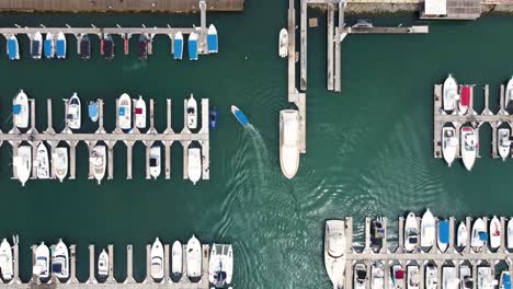 Luftverfolgung-Eines-Bootes-Innerhalb-Des-Jachthafens