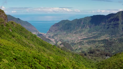 Vista-Aérea-De-La-Cordillera-En-Madeira,-Portuga