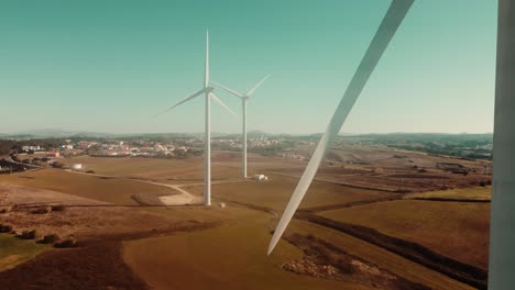 Nahaufnahme-Des-Propellers-Der-Windkraftanlage-Mit-Grünem-Landschaftshintergrund,-Ericeira,-Portugal