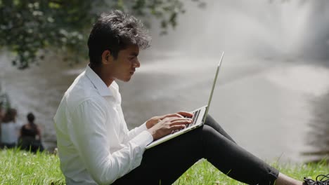 Asiatischer-Mitarbeiter,-Der-An-Einem-Laptop-Im-Park-Arbeitet,-Fernarbeitskonzept