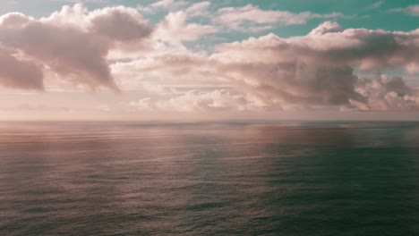Zoomen-Sie-Tief-In-Eine-Erstaunliche-Meereslandschaft-Mit-Wunderschönen-Wolken,-Ericeira,-Portugal
