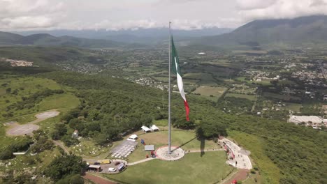 Luftzeitraffer-Umlaufbahn-Um-Die-Mexikanische-Unabhängigkeitsflagge-In-Iguala-Guerrero