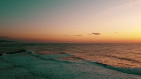 Atemberaubende-Aufnahme-Der-Seelandschaft-Von-Sao-Sebastião-Bei-Sonnenuntergang,-Ericeria,-Portugal