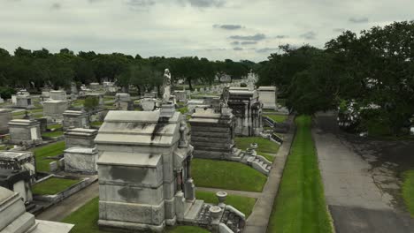 Vista-Aérea-De-Crips-Y-Lápidas-En-El-Antiguo-Cementerio-De-Metairie-En-Nueva-Orleans