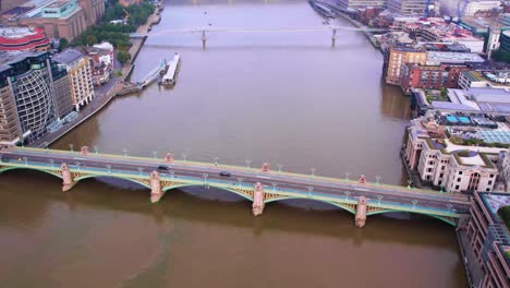 Antena---Puente-De-Southwark-Y-El-Río-Támesis,-Londres,-Inglaterra,-Amplia-Vista-Frontal