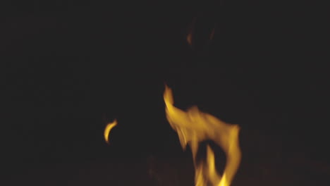 Kippschuss-Von-Einem-Brennenden-Haufen-Stöcke-Zu-Flackernden-Flammen