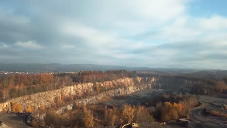 Luftaufnahme-Des-Wunderschönen-Herbsttages-In-Den-Rocky-Mountains-Mit-Kleiner-Stadt-Im-Hintergrund