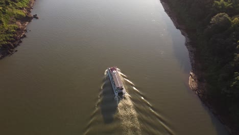 Touristenboot,-Das-Bei-Sonnenuntergang-Auf-Dem-Fluss-Iguazu-Segelt,-Grenze-Zwischen-Argentinien-Und-Brasilien